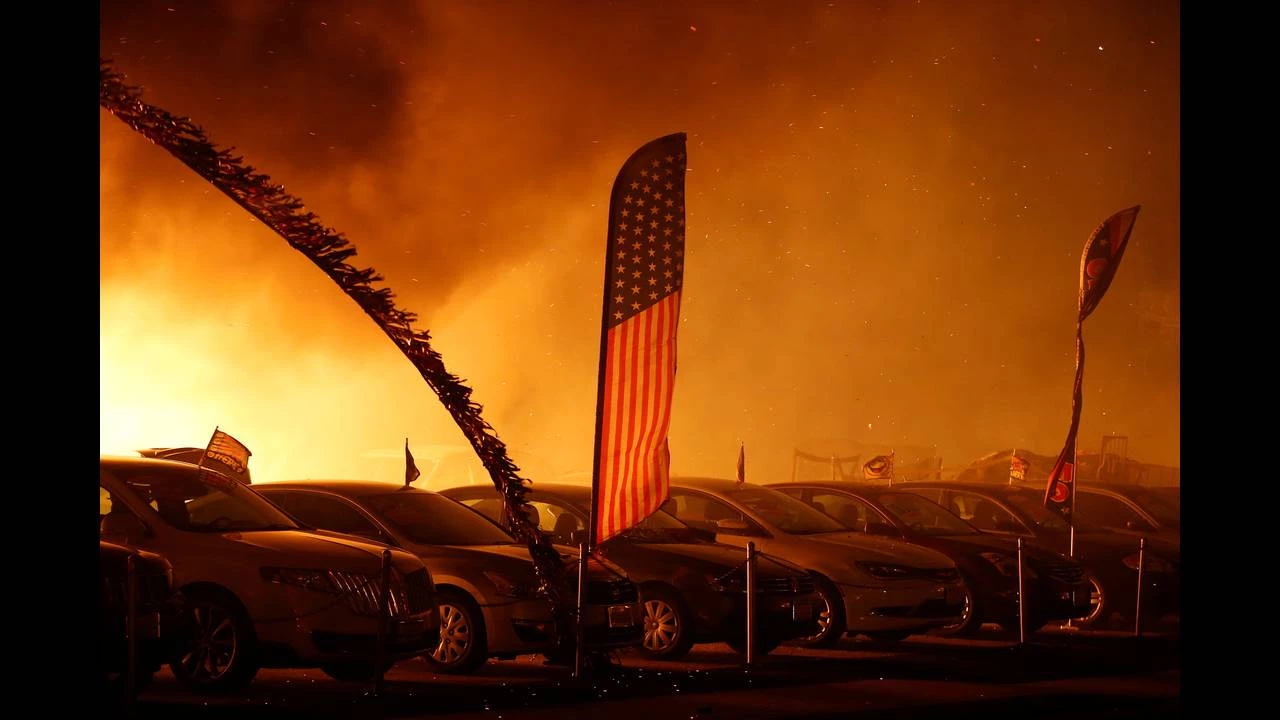 Φωτιά Καλιφόρνια: Η λύση δεν είναι ο πανικός – Μαθήματα διαχείρισης κρίσης από έναν πατέρα που τραγουδά στην κόρη του (Βίντεο)